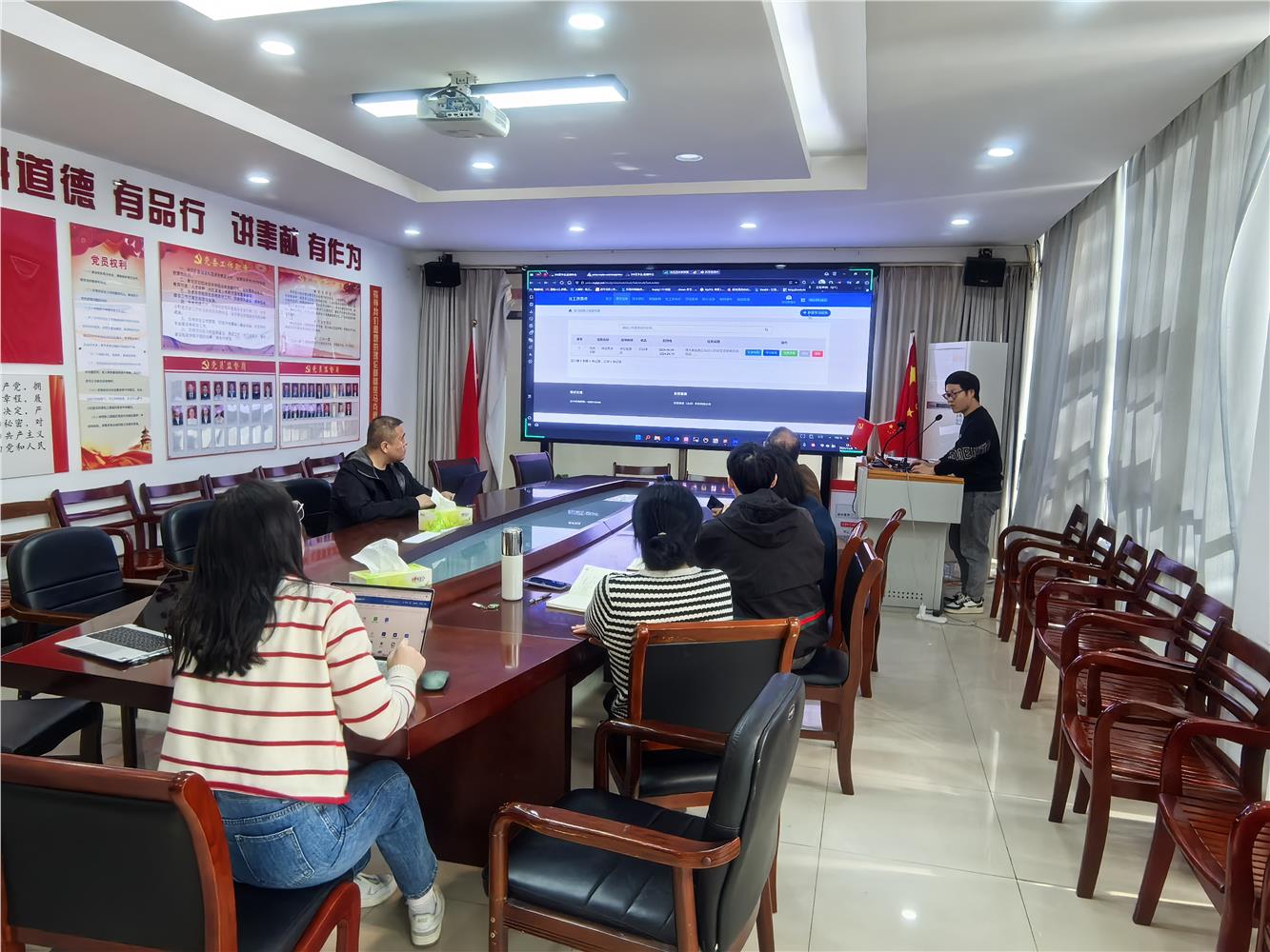 平台技术支持人员讲解使用方法